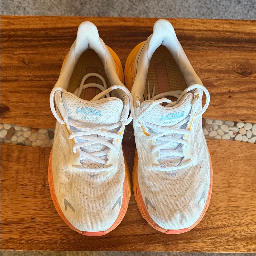 Hoka Arahi 6 size 7.5 Wide White and Peach Athletic Shoes